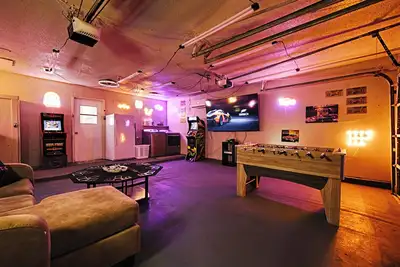 Image de Gameroom, 15 Miles to Dickies Arena, FirePit, Bbq Grill!