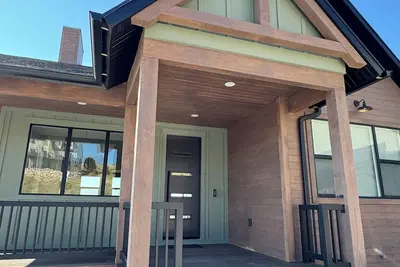 Image de Newly Built Gem with Panoramic Lake Views and Chic Interiors