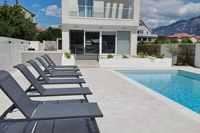 Image de Modern villa with a private pool
