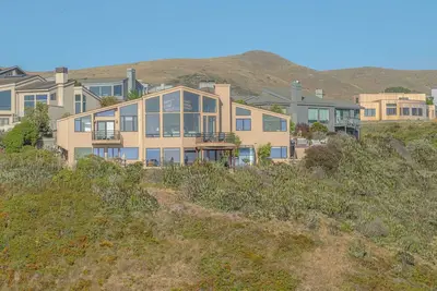 Image de Expansive Ocean-View Retreat w/ Home Theatre & Spa