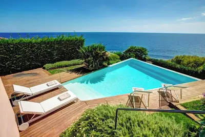 Image de 1pinel 01 - Maison spectaculaire avec piscine privée et vue sur la mer, située à Llafranc