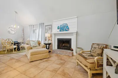 Image de Sleeps 6! Between East Beach Access and Redfern Village. Perfect for families! !