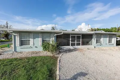 Image de 4-bedroom house in brilliant Madeira Beach steps to Gulf and John's Pass Village