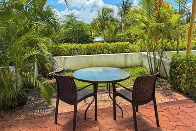 Image de Private terrace, pool and beach just steps away