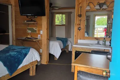 Image de Creekside Comfort: King & Queen Beds, Kitchenette at the Cedaredge Lodge