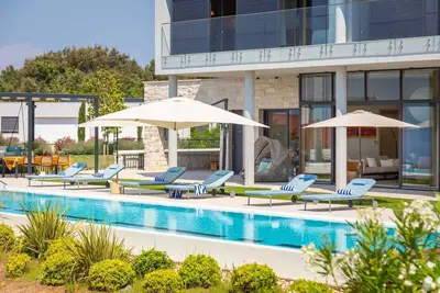 Luxury Villa Vibrante with Pool