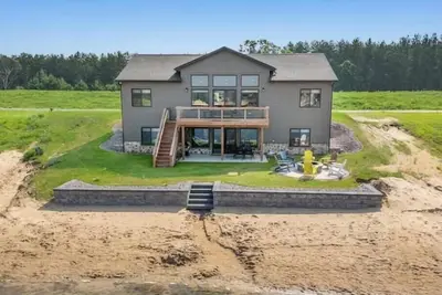 Image de New Listing Lakeside Beach Sleeps 15+ Pet friendly Firepit, Grill, Kayaks, Games