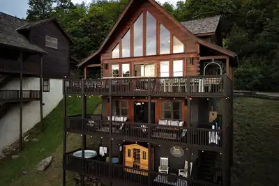 Image de Luxury Mountain Chalet ski in/out, hot tub, sauna, cold plunge arcade pool table