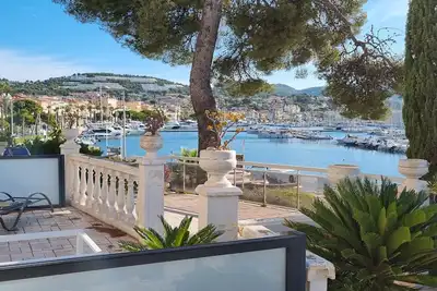 Image de Face au port, joli studio en rez surélevé avec grande terrasse, vue panoramique