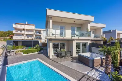 Image de Maison de vacances avec piscine et vue mer