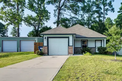 Image de Lake Conroe Home w/ Yard: Half-Mi to Boating!