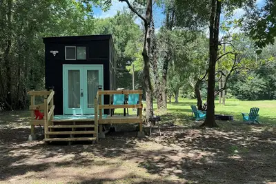 Image de Fantastic Tiny home nestled in tree’s in charming Cantonment Fl. Pets welcome!