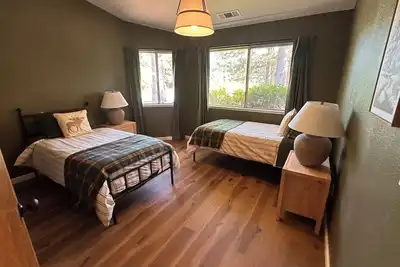 Yosemite Gateway: Modern Dual-Master Cabin