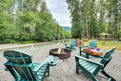 Image de Gateway to Mt Rainier: Riverfront Haven w/ Hot Tub