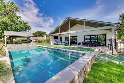 Image de Getaway Near Dallas w/ Retro-Style Game Room!
