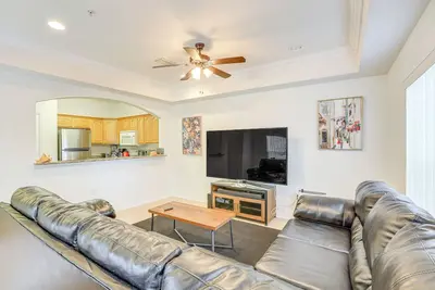 Image de 1 Mi to Uf: Modern Townhome w/ Balcony