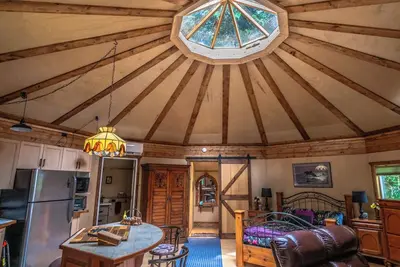 Image de Welcome to Willowbend a peaceful forest country retreat. Unique Yurt style cabin