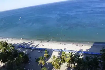 Image de Direct Beachfront: Sleeps 4, Ocean Balcony, Best