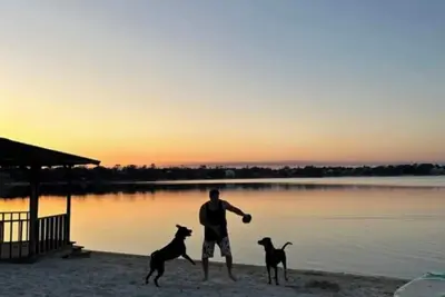 Image de Lakefront Home + Private Beach + Firepit + Kayaks + Pets