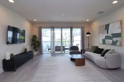 Image de Exceptional New 3 Bed/3 Bath Home, 2 lounges, Splash Pool, Disney 10 miles!
