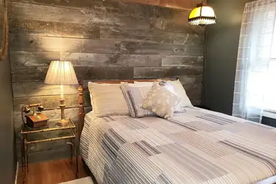 Image de Phone Booth Room at Newaygo Bed & Breakfast
