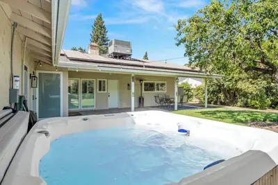 Image de Hot Tub, Game Room - 3 Bed: 2 Bath near Fig Garden Loop!