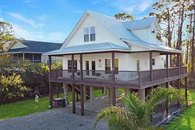 Image de Welcome to Baywach! Sleeps 7, Fire Pit, Bikes, Beach Gear, Walk to Beach!