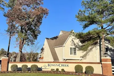 Image de Charming 3-bedroom townhome in the sought after estates in Williamsburg. \nNo pets