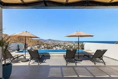 Image de ⭐ Guest Favorite • Luxe 2br w/ Rooftop Pool • Walk to Marina & Nightlife