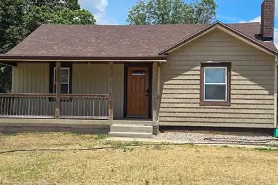 Image de Peaceful, 1950's, two bedroom cottage in town with one bath.