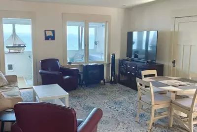Image de Panoramic Views - Maple Beach Waterfront Apartment