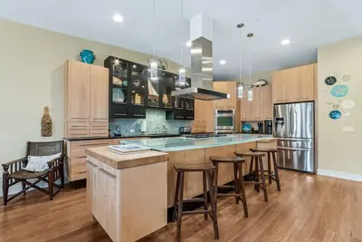 Image de Sleeps 14! Townhome w/ Elevator Near Beach