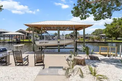 Image de Waterfront Getaway. 2 Docks, Kayaks, & Game Room. No steps. Sleeps 8.