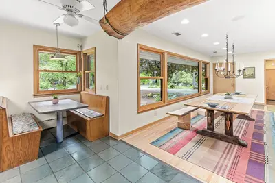 Image de Wooded lot with wildlife, indoor treehouse and screened porch: a family paradise