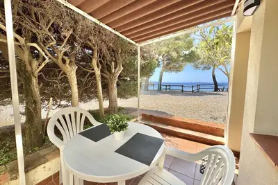 Image de As24. Studio avec terrasse, à bord de la mer et parking