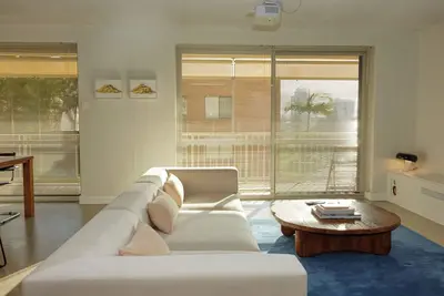 Image de Rainbow Bay Ocean View Retreat: Serene 2 bedroom Art apartment.