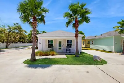 Image de Inviting coastal home with shared pool and stocked pond - steps to the beach