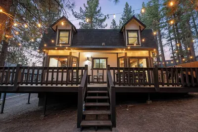 Image de Large, centrally located, 10 min walk to slope, large Tv, game room, Pool table