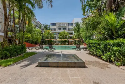 Image de Spacious condo with game area, balcony, full kitchen, pool & jacuzzi