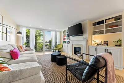 Image de Modern WeHo Condo • King Bed • Views • Parking • Walk to Sunset & Santa Monica