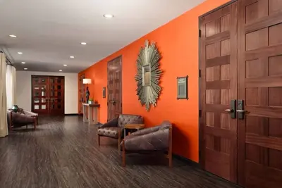 Image de Escape to a Luxurious Room Perfect for Wellness Retreats