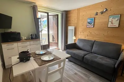 Image de Studio rénové au centre village avec balcon et parking