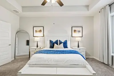Image de Modern 4br, 3ba home in Denton with upstairs game room, blackout curtains, and a queen pullout sofa. Just minutes from Unt and Texas Motor Speedway. Sleeps 10.
