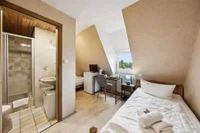 Image de Cozy double room, flat-screen Tv, and modern bathroom with shower. Ideal for couples and short stays – enjoy a relaxed atmosphere with warm wood accents and coastal charm.