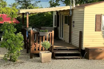 Image de Mobil-home 'Cocoon' avec vue sur le lac, piscine partagée et climatisation