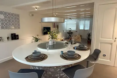 Image de Chic Canal-Side Amstelveld Apartment in Central Amsterdam – Walk to Everything