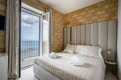 Image de Terra | Two-Bedroom Apartment with Shared Kitchen and Balcony – Seafront