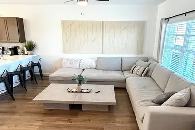 Image de Warm Modern Townhome - 3 bedrooms:3 full baths:4 TVs