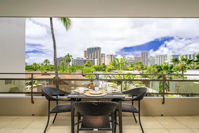 Image de Heart of Waikiki, 2 blocks to beach, kitchenette, lanai, free parking nearby!