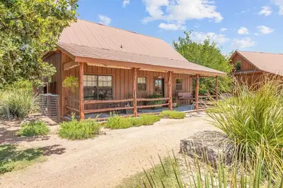 Image de SisterCreek Ranch - Other Cabin - Hot Tub - Fireplace - Hill County Views